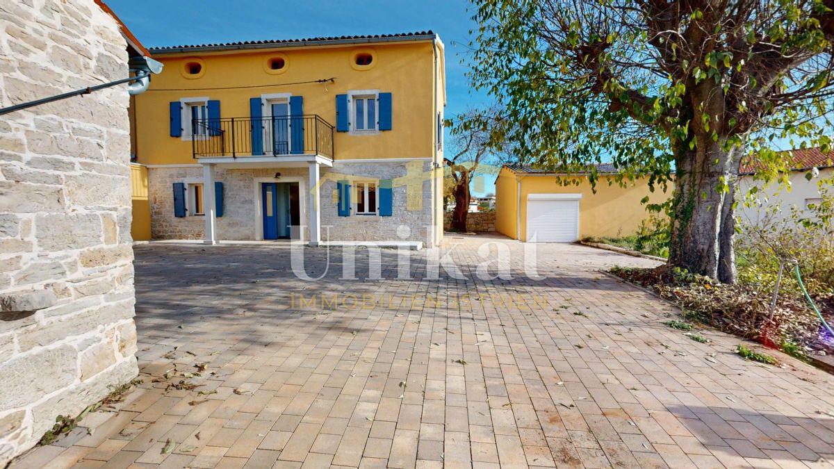 Dvojna hiša z garažo in velikim vrtom